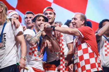 Zagreb, Hırvatistan - 16 Temmuz 2018: Hırvatistan milli futbol takımı hoş geldiniz ev kutlama. Sime Vrsaljko, Duje Caleta Mladen Grdovic Ban Jelacic Meydanı'nda şarkıcı ile birlikte şarkı araba.