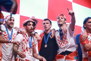 Zagreb, Hırvatistan - 16 Temmuz 2018: Hırvatistan milli futbol takımı hoş geldiniz ev kutlama - Ante Rebic, Sime Vrsaljko, Mario Mandzukic, Duje Caleta Ban Jelacic Meydanı'nda sahne alanı'nda kutluyor aracı.