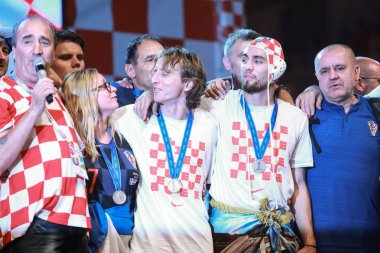 Zagreb, Hırvatistan - 16 Temmuz 2018: Hırvatistan milli futbol takımı hoş geldiniz ev kutlama. IVA Olivari, Luka Modric, Mateo Kovac şarkı yasağı Jelacic meydanında Mladen Grdovic birlikte.