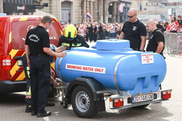 ザグレブ クロアチア 2018 クロアチアの全国代表チーム Fifa ワールド カップ 2018 ようこそホームお祝い消防士をもたらした飲料水タンク禁止イェラチッチ広場 — ストック写真