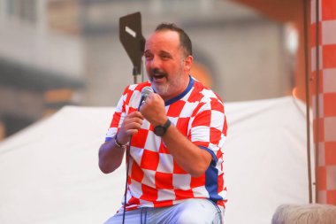 Zagreb, Hırvatistan-16 Temmuz 2018: Hırvatistan milli futbol takımı ev kutlamasına hoş geldiniz. Hırvat müzisyen ve şarkıcı Tony Cetinski sahnede şarkı söylüyor.