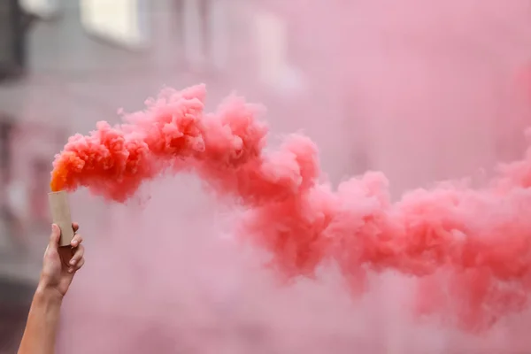 Hombre Sosteniendo Una Bengala Con Humo Rojo — Foto de Stock