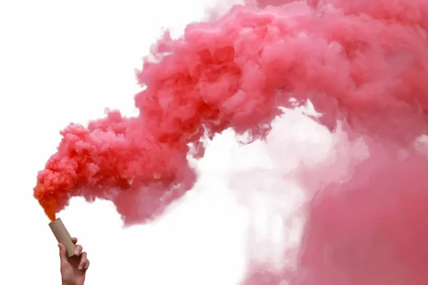 Lidská Ruka Drží Kouřové Bomby Červenými Kouř Izolované Bílém Pozadí — Stock fotografie