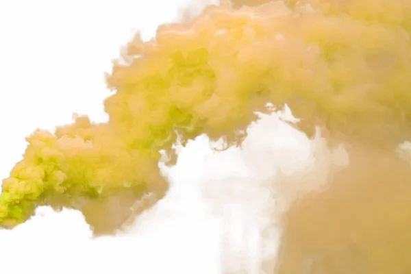 黄色烟雾 在白色背景下被隔离 — 图库照片