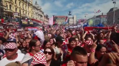 Zagreb, Hırvatistan - Temmuz 16,2018: Hırvatistan Milli Takımı Dünya Kupası 2 yer için ev kutlama hoş geldiniz. Hırvat futbol taraftarları oyuncular yasağı Jelacic kare gelmesi beklenirken şarkı.