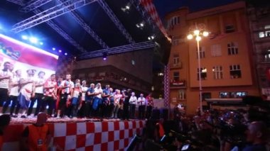 Zagreb, Hırvatistan - 16 Temmuz 2018: Hırvatistan milli futbol takımı sırasında sahne alanı'nda hoş geldiniz ev kutlamaları sırasında yasak Jelacic Meydanı'nda oynayan Marşı.