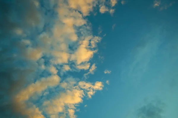 Detail Mehrfarbiger Wolken Bei Sonnenuntergang Als Hintergrund — Stockfoto