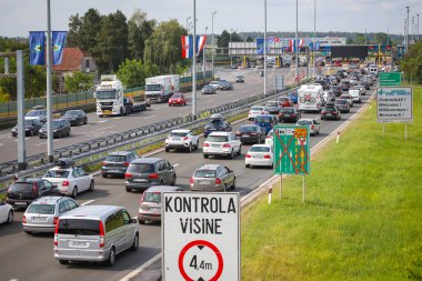 Zagreb, Hırvatistan - 11 Ağustos 2018: Büyük trafik sıkışıklığı nedeniyle çok sayıda turist deniz sahil Hırvatistan Zagreb, Hırvatistan'daki Lucko otoyol otoyol olacak.