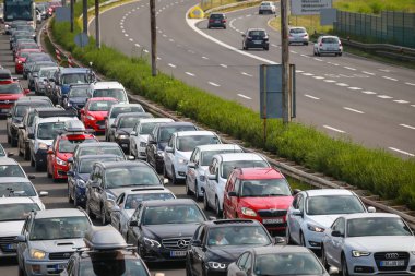 Zagreb, Hırvatistan - 11 Ağustos 2018: Büyük trafik sıkışıklığı nedeniyle çok sayıda turist deniz sahil Hırvatistan Zagreb, Hırvatistan'daki Lucko otoyol otoyol olacak.