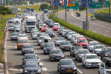 Zagreb, Hırvatistan - 11 Ağustos 2018: Büyük trafik sıkışıklığı nedeniyle çok sayıda turist deniz sahil Hırvatistan Zagreb, Hırvatistan'daki Lucko otoyol otoyol olacak.