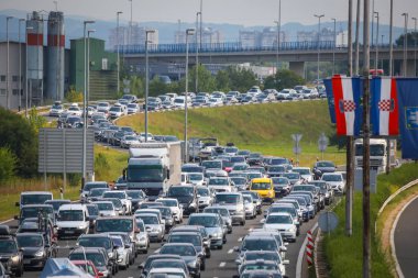 Zagreb, Hırvatistan - 11 Ağustos 2018: Büyük trafik sıkışıklığı nedeniyle çok sayıda turist deniz sahil Hırvatistan Zagreb, Hırvatistan'daki Lucko otoyol otoyol olacak.