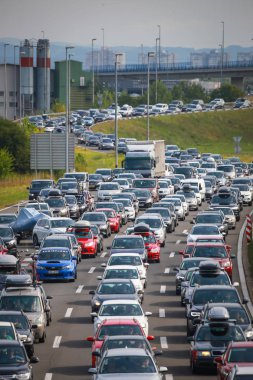 Zagreb, Hırvatistan - 11 Ağustos 2018: Büyük trafik sıkışıklığı nedeniyle çok sayıda turist deniz sahil Hırvatistan Zagreb, Hırvatistan'daki Lucko otoyol otoyol olacak.