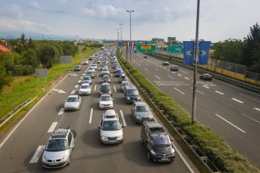Zagreb, Hırvatistan - 11 Ağustos 2018: Büyük trafik sıkışıklığı nedeniyle çok sayıda turist deniz sahil Hırvatistan Zagreb, Hırvatistan'daki Lucko otoyol otoyol olacak.