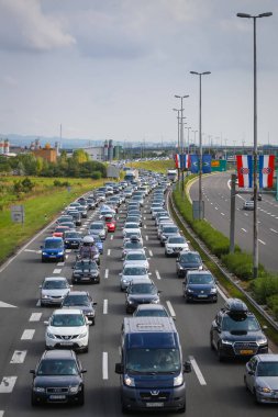 Zagreb, Hırvatistan - 11 Ağustos 2018: Büyük trafik sıkışıklığı nedeniyle çok sayıda turist deniz sahil Hırvatistan Zagreb, Hırvatistan'daki Lucko otoyol otoyol olacak.