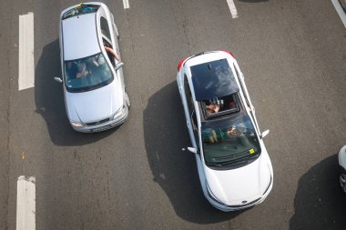Zagreb, Hırvatistan - 11 Ağustos 2018: trafik sıkışıklığı nedeniyle turistler deniz sahil Hırvatistan Zagreb Lucko otoyol geçiş ücreti olacak çok sayıda sırasında kameraya sallayarak mutlu kadın.
