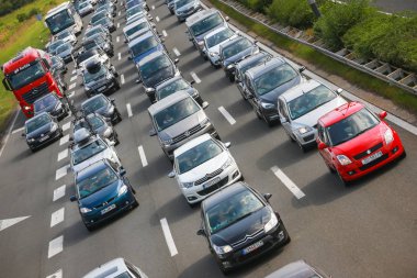 Zagreb, Hırvatistan - 11 Ağustos 2018: Büyük trafik sıkışıklığı nedeniyle çok sayıda turist deniz sahil Hırvatistan Zagreb, Hırvatistan'daki Lucko otoyol otoyol olacak.