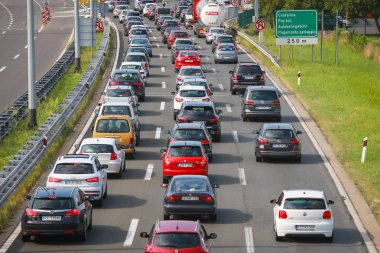 Zagreb, Hırvatistan - 11 Ağustos 2018: Büyük trafik sıkışıklığı nedeniyle çok sayıda turist deniz sahil Hırvatistan Zagreb, Hırvatistan'daki Lucko otoyol otoyol olacak.
