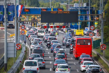 Zagreb, Hırvatistan - 11 Ağustos 2018: Büyük trafik sıkışıklığı nedeniyle çok sayıda turist deniz sahil Hırvatistan Zagreb, Hırvatistan'daki Lucko otoyol otoyol olacak.