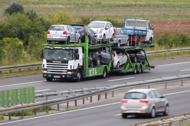 Zagreb, Hırvatistan - 11 Ağustos 2018: Zagrep, Hırvatistan Zagreb motor yol yan yol üzerinde sürüş ikinci el araba ile dolu araba taşıma kamyonu.