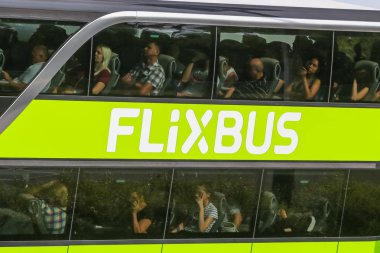 Zagreb, Hırvatistan - 11 Ağustos 2018: yeşil otobüs Flixbus şirketin trafik sıkışıklığı nedeniyle turistler deniz sahil Hırvatistan Zagreb, Hırvatistan'daki Lucko otoyol otoyol olacak çok sayıda stuck.