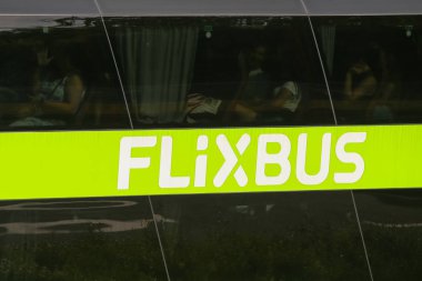Zagreb, Hırvatistan - 11 Ağustos 2018: yeşil otobüs Flixbus şirketin trafik sıkışıklığı nedeniyle turistler deniz sahil Hırvatistan Zagreb, Hırvatistan'daki Lucko otoyol otoyol olacak çok sayıda stuck.