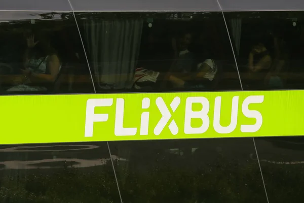 Zagreb Croacia Agosto 2018 Autobús Verde Compañía Flixbus Atrapado Atasco — Foto de Stock