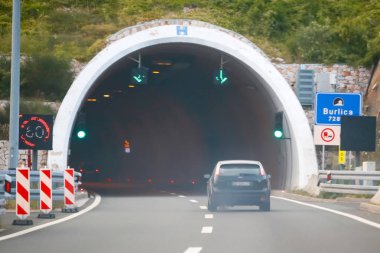 Rijeka, Hırvatistan - 1 Ağustos 2018: Rijeka, Hırvatistan'da tünel Burlica giren kirletici bir kara duman dizel araba bültenleri.