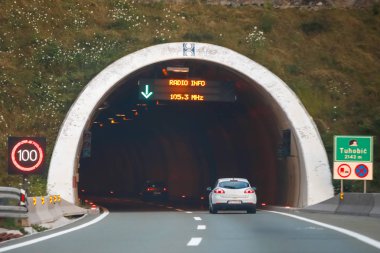 Tuhobic, Hırvatistan - 1 Ağustos 2018: hız sınırı işareti 100 km/h Tuhobic, Hırvatistan ile tünel Tuhobic için araba beyaz araba.