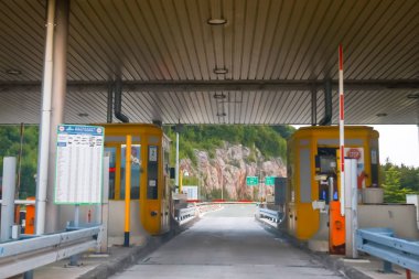 Ostrovica, Hırvatistan - 1 Ağustos 2018: karayolu gişe Ostrovica Ostrovica, Hırvatistan için gün batımında sürüş araba.