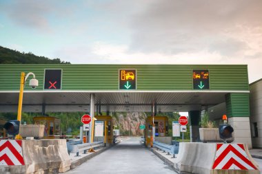 Ostrovica, Hırvatistan - 1 Ağustos 2018: karayolu gişe Ostrovica Ostrovica, Hırvatistan için gün batımında sürüş araba.