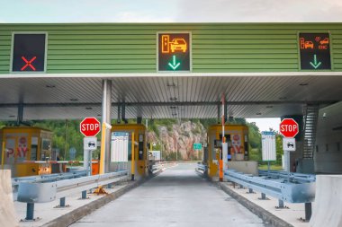 Ostrovica, Hırvatistan - 1 Ağustos 2018: karayolu gişe Ostrovica Ostrovica, Hırvatistan için gün batımında sürüş araba.