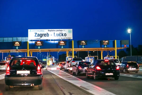 Zagreb Croacia Agosto 2018 Coches Esperando Caseta Peaje Lucko Atardecer — Foto de Stock