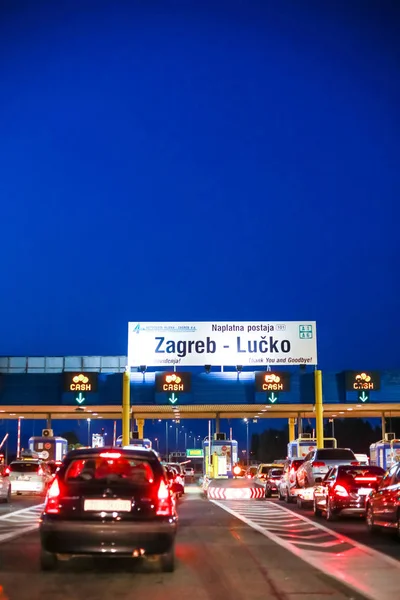 Zagreb Croacia Agosto 2018 Coches Esperando Caseta Peaje Lucko Atardecer — Foto de Stock