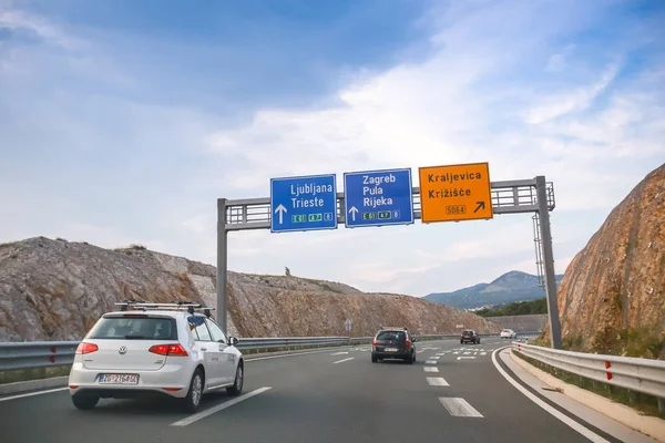 Rijeka, Hırvatistan - 1 Ağustos 2018: Rating Rijeka yan yol, Rijeka, Hırvatistan'daki Hreljin Smrika yer dan karayolu üzerinde.