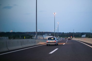 Gün batımında otoyolda araba araba.