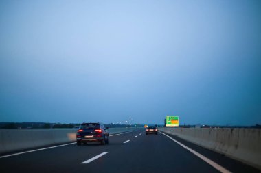 Gün batımında otoyolda araba araba.