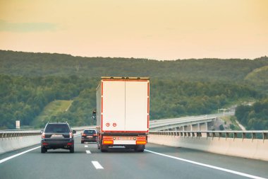 Zagreb Hırvatistan arka planda Gorski Kotar ormanla Rijeka dan karayolu üzerinde araba araba.