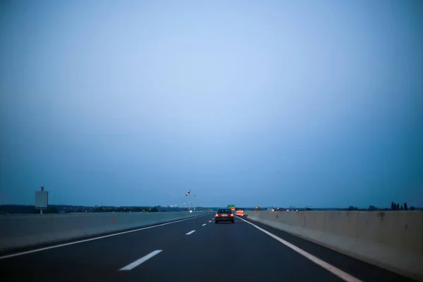 Αυτοκίνητο Οδήγηση Στον Αυτοκινητόδρομο Στο Ηλιοβασίλεμα — Φωτογραφία Αρχείου