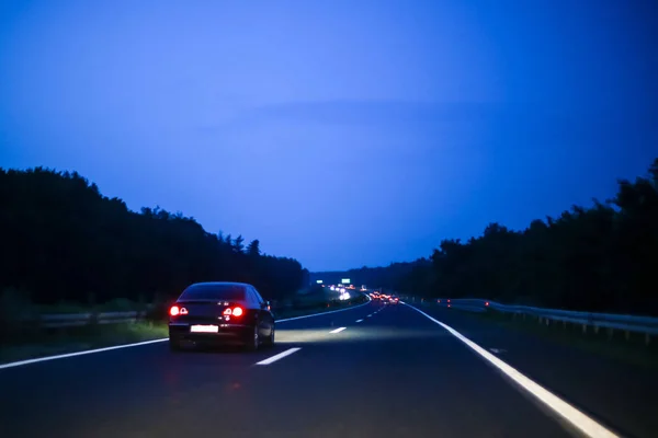 Αυτοκίνητο Οδήγηση Στον Αυτοκινητόδρομο Στο Ηλιοβασίλεμα — Φωτογραφία Αρχείου