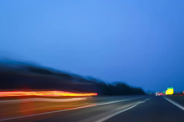 Αφηρημένες Και Ονειρικές Γραμμές Της Κυκλοφορίας Στον Αυτοκινητόδρομο Στο Ηλιοβασίλεμα — Φωτογραφία Αρχείου