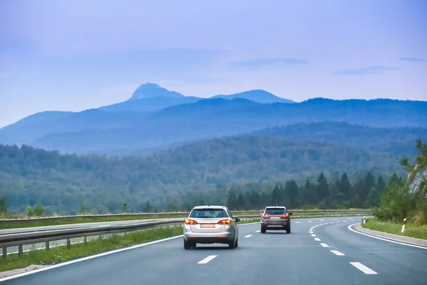 Zagreb Hırvatistan arka planda Gorski Kotar ormanla Rijeka dan karayolu üzerinde araba araba.