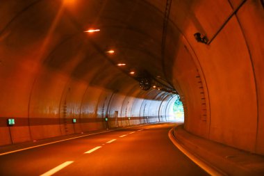 Eğri boş otoyol tüneli çıkış sonunda'ile.