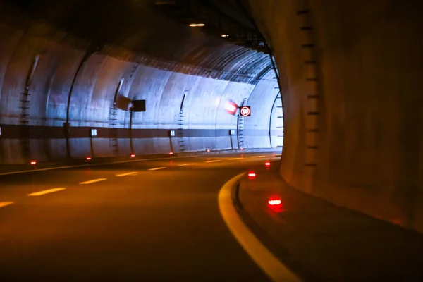 Direita Duas Linhas Curvas Túnel Rodoviário Vazio Com Saída Extremidade — Fotografia de Stock