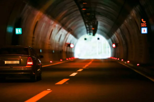 Duas Linhas Túnel Rodoviário Com Carro Dirigindo Linha Direita Para — Fotografia de Stock