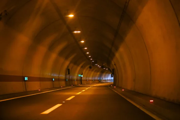Túnel Estrada Vazio Curvo Com Saída Extremidade — Fotografia de Stock
