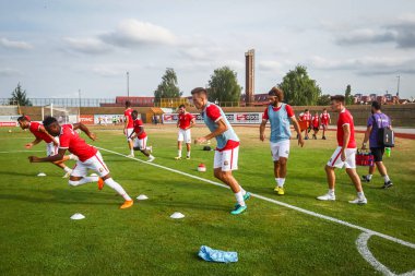 Velika Gorica, Hırvatistan - 25, Ağustos 2018: ilk futbol Hırvat Ligi Hrvatski Telekom, Hnk Gorica ve Rudes tarihinde Gorica stadyum arasında oyun. Oyun başlamadan önce ısınma Gorica oyuncular.