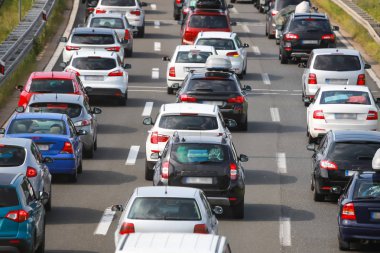 Trafik sıkışıklığı çizgili kadar araçların arka görünümü üzerindeki otoyol otoyol sıkışmış.