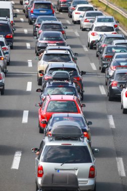 Trafik sıkışıklığı çizgili kadar araçların arka görünümü üzerindeki otoyol otoyol sıkışmış.