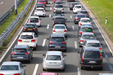 Trafik sıkışıklığı çizgili kadar araçların arka görünümü üzerindeki otoyol otoyol sıkışmış.