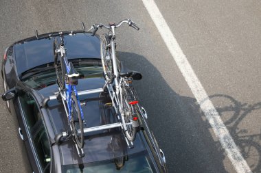 Trafik sıkışıklığı çizgili kadar araçların arka görünümü üzerindeki otoyol otoyol sıkışmış.
